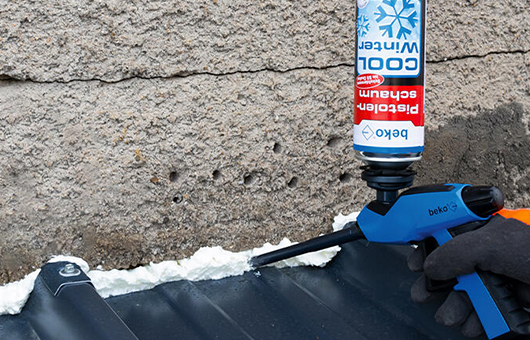 beko Pistolenschaum wird mit einer Schaumpistole auf ein Dachblech aufgetragen – hochwertige Dicht- und Montageprodukte für Handwerk und Industrie in Plettenberg.