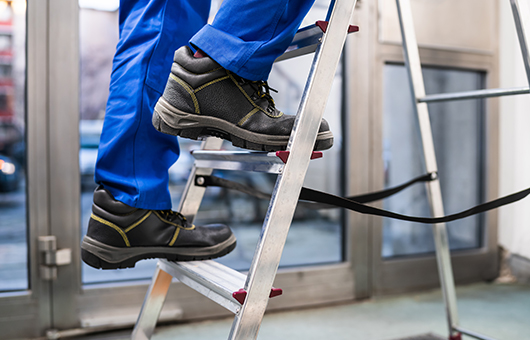 Arbeitssicherheit im Handwerk – Sicherheitsschuhe bei Montagearbeiten in Plettenberg