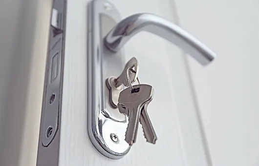 Schließanlage mit Türgriff und Schlüssel für sichere Zutrittskontrolle in Plettenberg