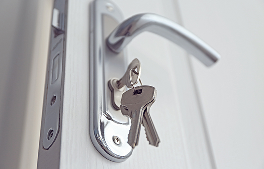 Schließanlage mit Türgriff und Schlüssel für sichere Zutrittskontrolle in Plettenberg