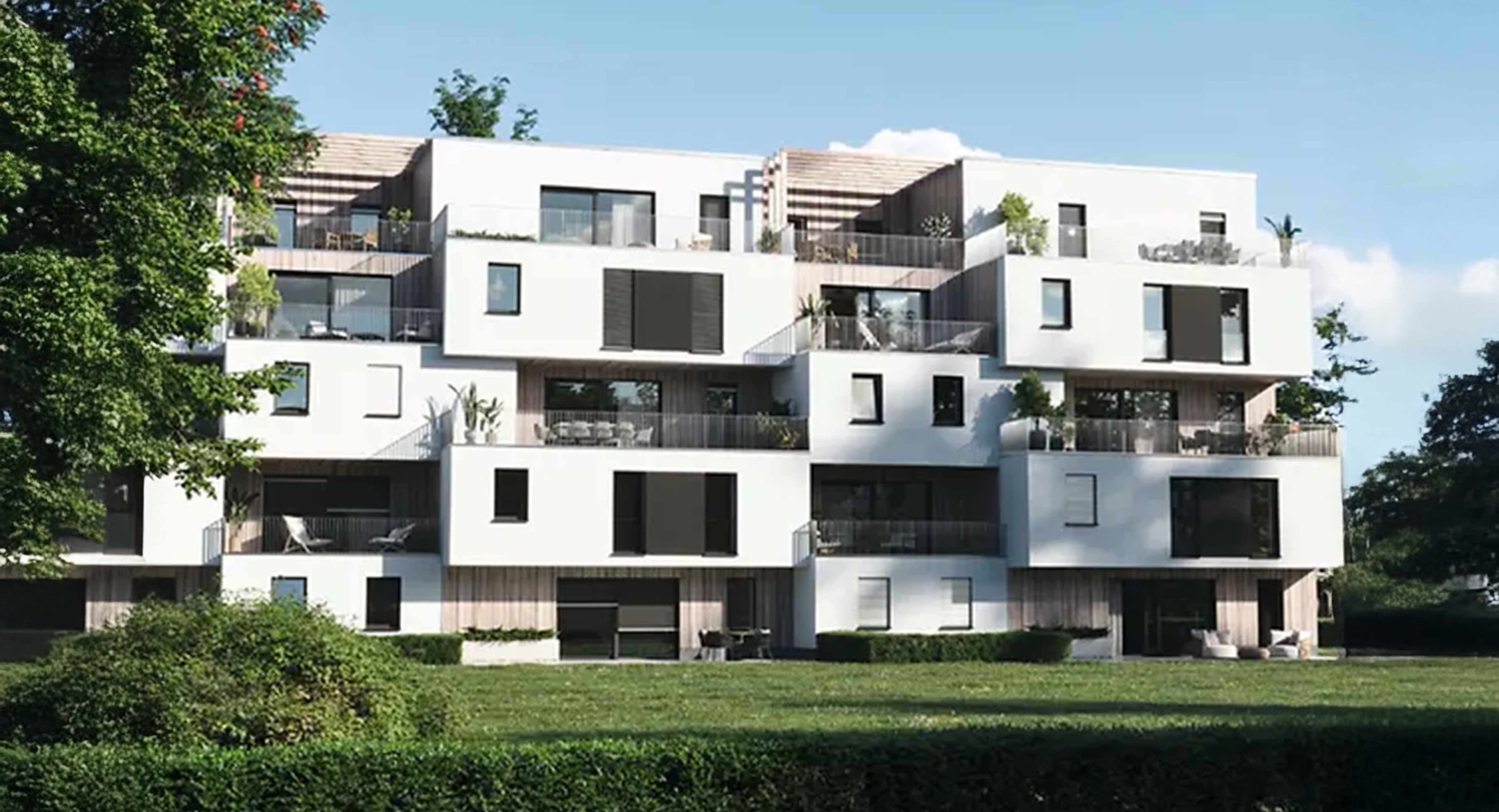 Modernes mehrgeschossiges Wohngebäude mit großen Fenstern, Sonnenschutzanlagen und Balkonen, umgeben von Grünflächen in Plettenberg.