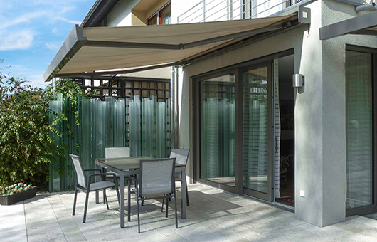 Sonnenschutzanlage mit Markise für Terrasse und Wohnhaus in Plettenberg