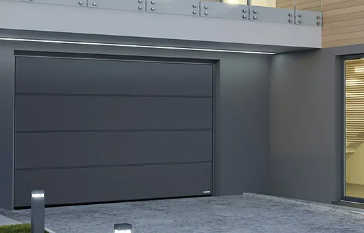 Modernes Garagentor als Sektionaltor an einem Einfamilienhaus in Plettenberg