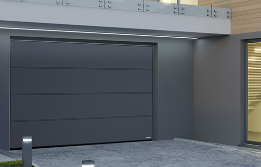 Modernes Garagentor als Sektionaltor an einem Einfamilienhaus in Plettenberg