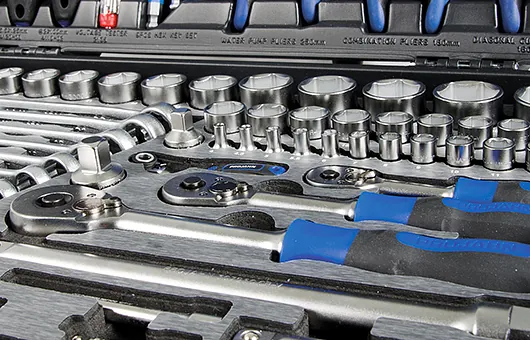 PROJAHN Werkzeugkoffer mit Ratschen, Stecknüssen und Handwerkzeugen in hochwertiger Metallausführung – professionelle Werkzeuge für Handwerk und Industrie in Plettenberg.