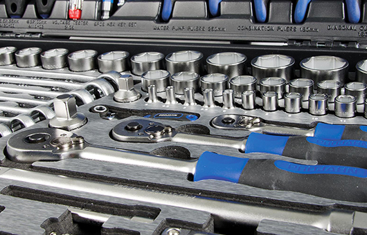 PROJAHN Werkzeugkoffer mit Ratschen, Stecknüssen und Handwerkzeugen in hochwertiger Metallausführung – professionelle Werkzeuge für Handwerk und Industrie in Plettenberg.